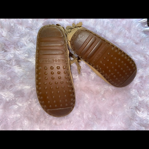🧸🤎Minnetonka Infant Double Fringe Bootie Taupe🤎🧸 - Picture 3 of 5